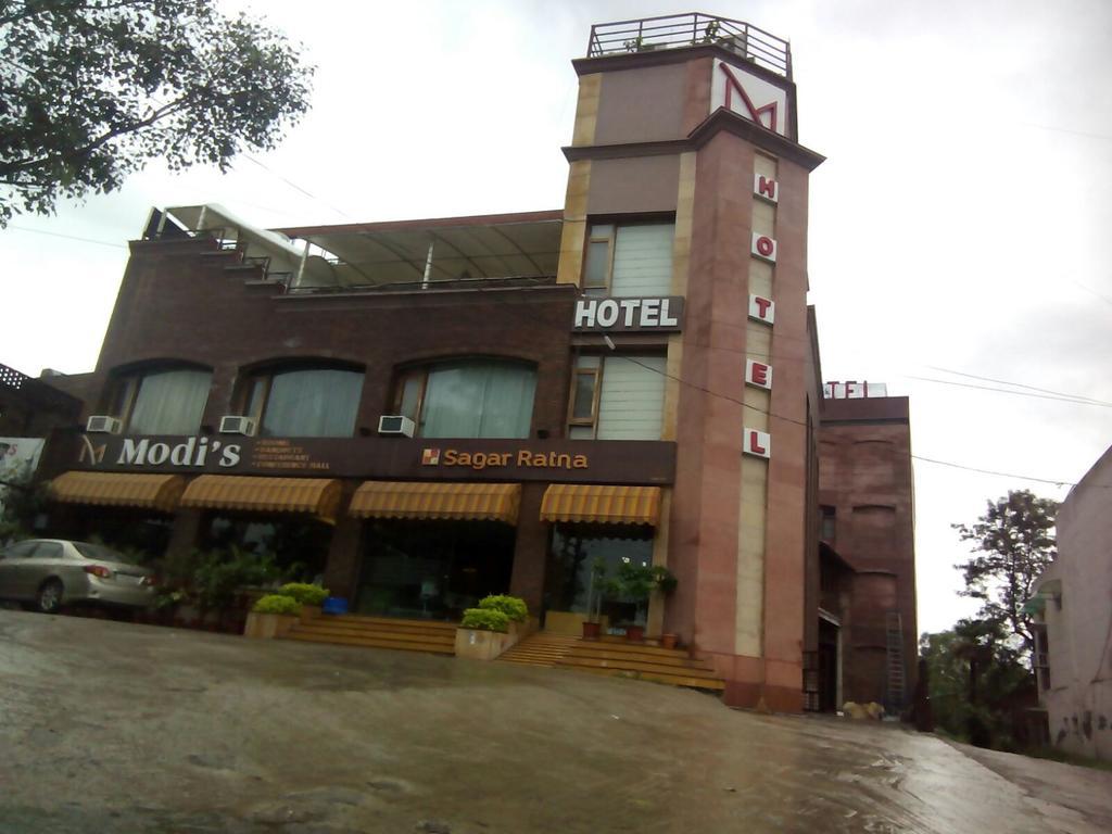 Modi Hotel & Resorts Pinjaur Exterior photo