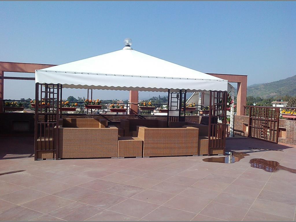 Modi Hotel & Resorts Pinjaur Exterior photo